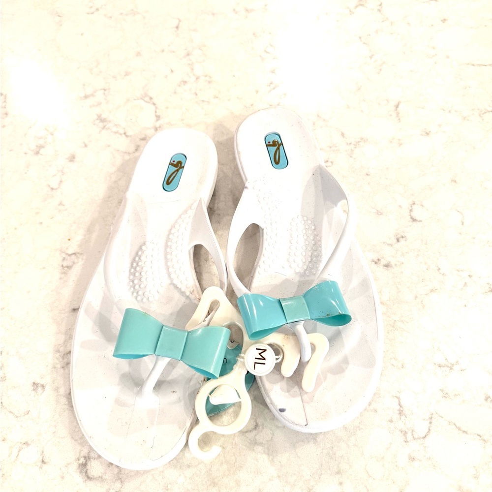 OKA b. white aqua bow M/L thong sandals NWT